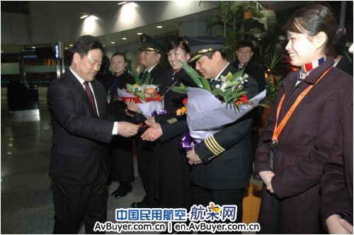 除夕夜东航李军慰问在京各机组和地面在岗员工