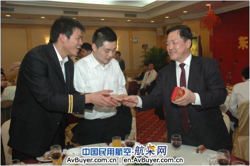 除夕夜东航李军慰问在京各机组和地面在岗员工