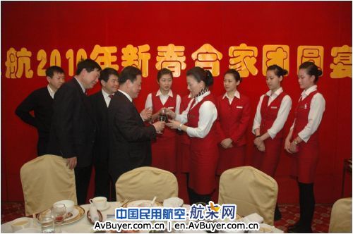 除夕夜东航李军慰问在京各机组和地面在岗员工