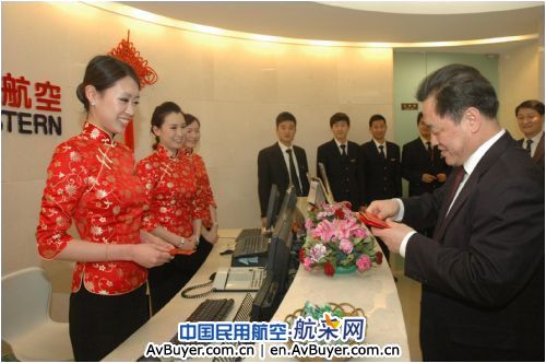 除夕夜东航李军慰问在京各机组和地面在岗员工