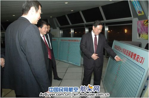 除夕夜东航李军慰问在京各机组和地面在岗员工