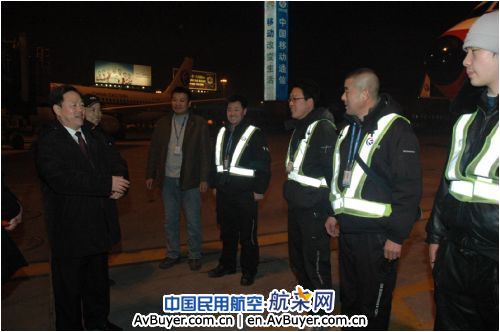 除夕夜东航李军慰问在京各机组和地面在岗员工