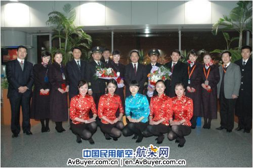 除夕夜东航李军慰问在京各机组和地面在岗员工