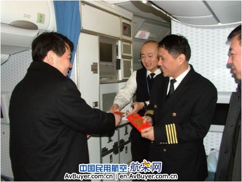 东航北京分公司领导大年初一给一线员工拜年
