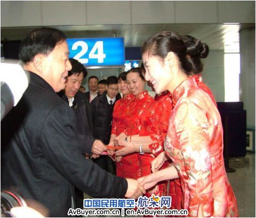 李家祥局长大年初一给东航一线员工和旅客拜年