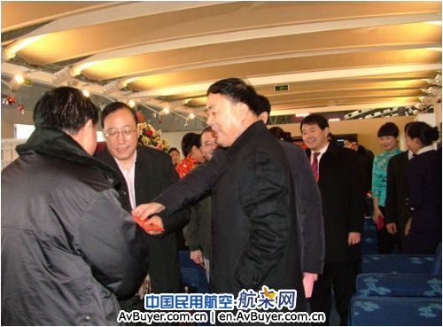 李家祥局长大年初一给东航一线员工和旅客拜年