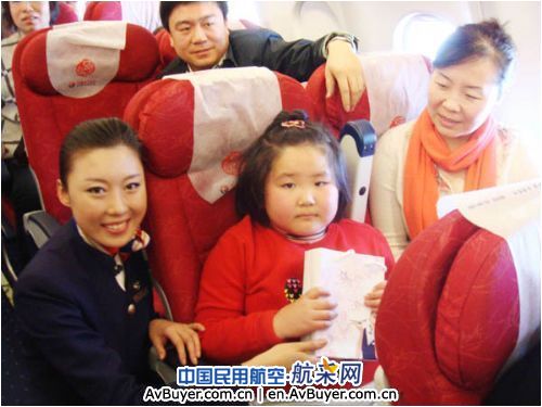 东航北京分公司迎两节特色服务旅客