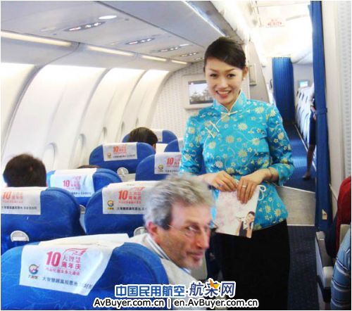 东航北京分公司迎两节特色服务旅客