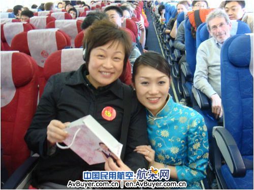 东航北京分公司迎两节特色服务旅客