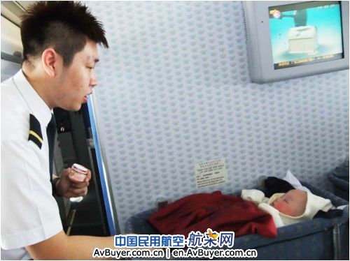 东航北京分公司迎两节特色服务旅客