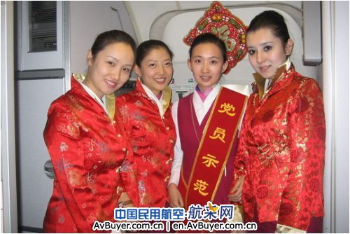 南航新疆公司“蓝天”乘务组与旅客共度除夕