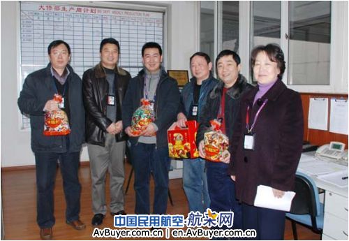 国航成都维修基地领导慰问春节值班的一线员工