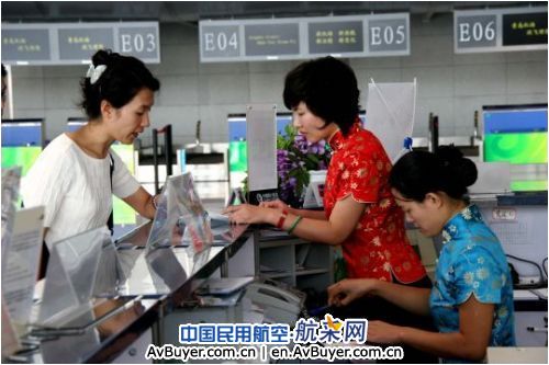 东航山东员工真诚服务 韩国旅客送礼表谢意