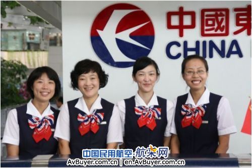 东航山东员工真诚服务 韩国旅客送礼表谢意