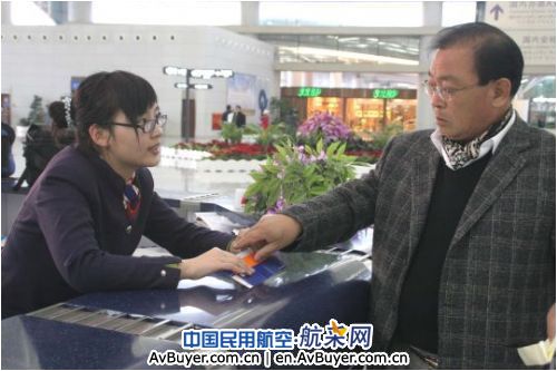 东航山东员工真诚服务　韩国旅客送礼表谢意