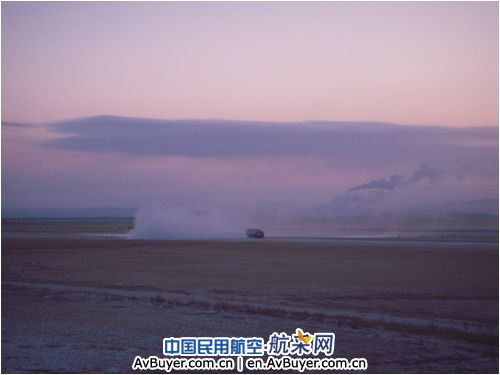 锡林浩特机场及时组织吹雪保航班