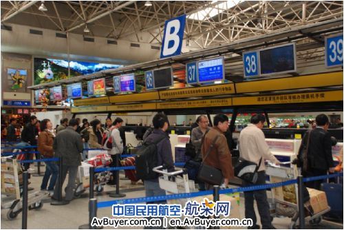 云南机场地服妥善应对行李传送机械故障