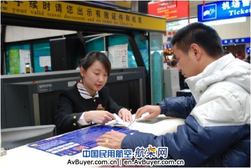 云南机场地服妥善应对行李传送机械故障