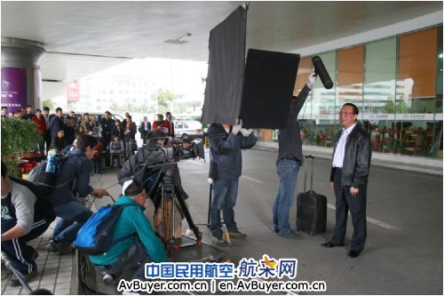 数字电影《一线缉毒》在昆明机场取景拍摄