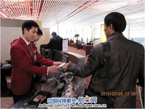 国航地服员工爱心服务感动年近八旬旅客