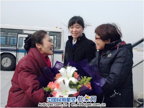 南航大连贵宾室节日鲜花迎旅客 旅客送祝福