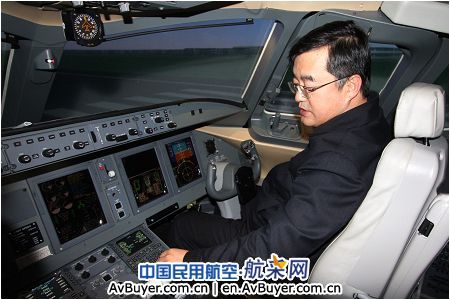 中国商飞张庆伟到上海飞机客服公司调研