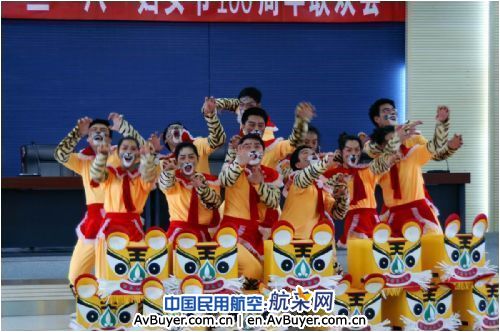 共庆百年节日  同奏和谐乐章