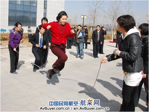 国航地服工会举办庆“三八”职工跳绳比赛