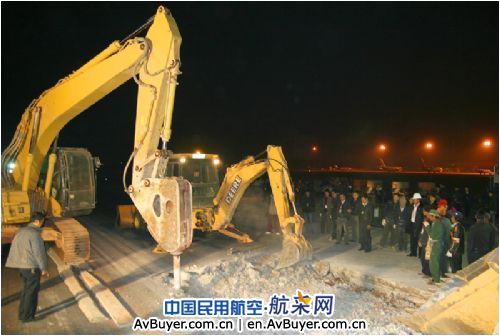 昆明机场午夜停航抢修跑道