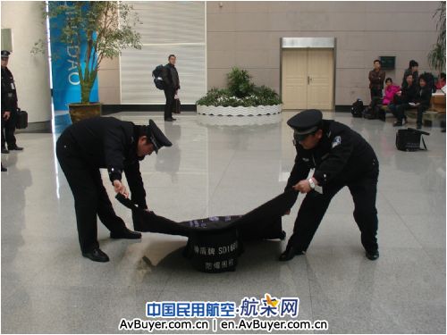 青岛机场举行无主可疑行李排爆实战演练