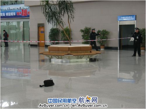 青岛机场举行无主可疑行李排爆实战演练