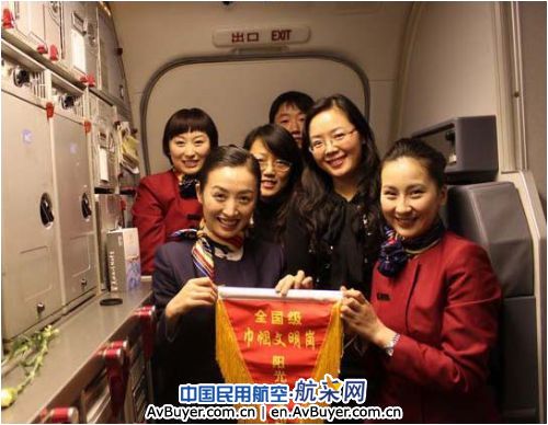 国航重庆分公司客舱部挂旗飞行促服务提升