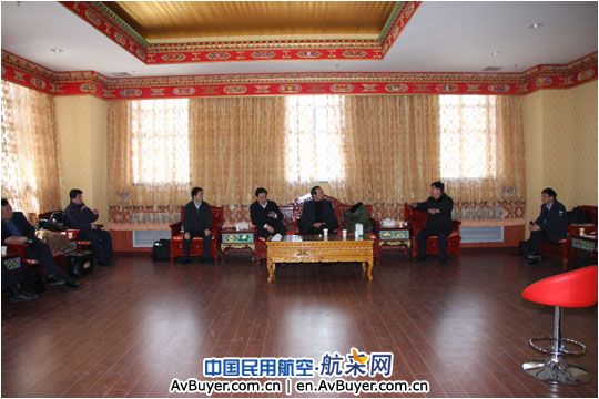 民航局夏兴华率工作组赴玉树现场指挥抗震工作