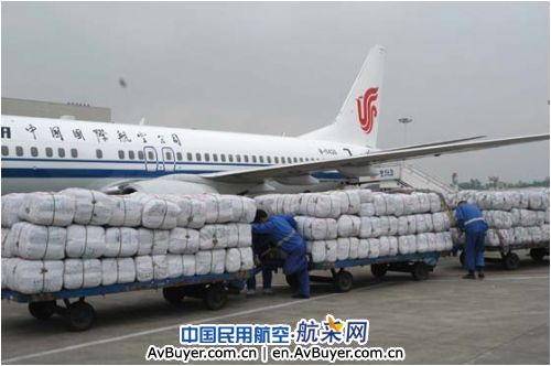 国航重庆分公司紧急调机运送救灾物资赴地震灾区
