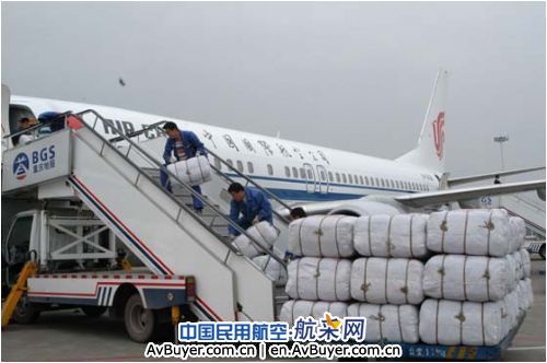 国航重庆分公司紧急调机运送救灾物资赴地震灾区