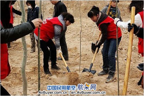 “爱在东航”志愿者  为兰州机场添新绿