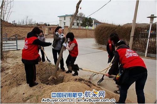 “爱在东航”志愿者  为兰州机场添新绿
