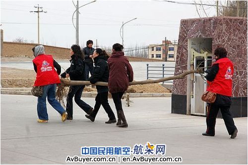 “爱在东航”志愿者  为兰州机场添新绿