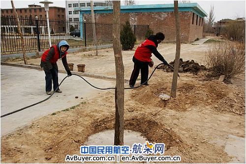 “爱在东航”志愿者  为兰州机场添新绿