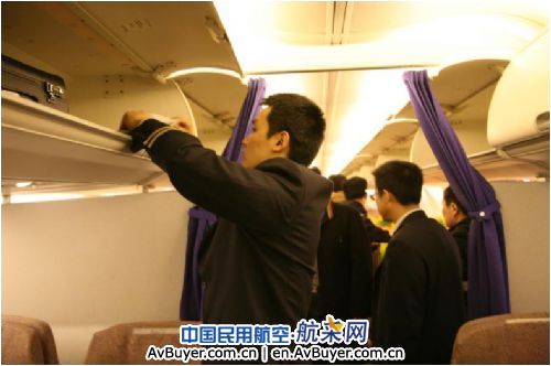 军民协作 山航第五架包机全力抢运救灾物资