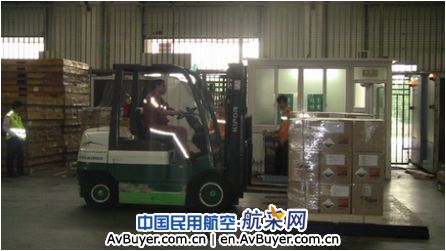 11吨危险品在白云机场货站顺利出港