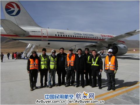 放飞生命航线雄鹰：东航抗震一线机务工作照