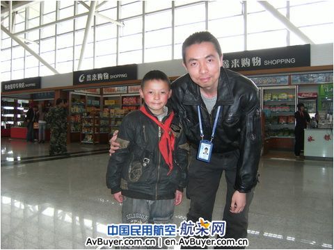 放飞生命航线雄鹰：东航抗震一线机务工作照