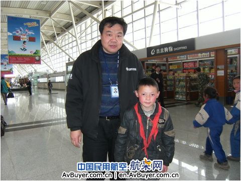 放飞生命航线雄鹰：东航抗震一线机务工作照