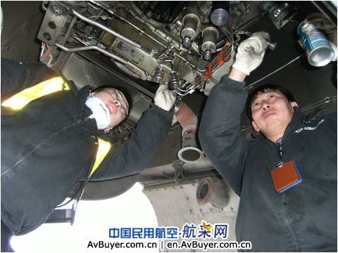 放飞生命航线雄鹰：东航抗震一线机务工作照