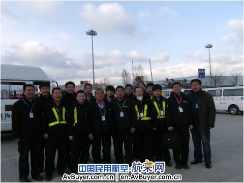 放飞生命航线雄鹰：东航抗震一线机务工作照