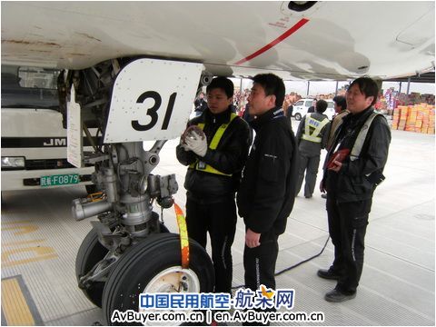 放飞生命航线雄鹰：东航抗震一线机务工作照
