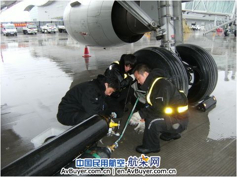 放飞生命航线雄鹰：东航抗震一线机务工作照