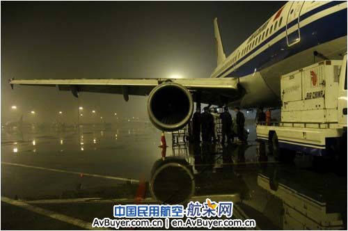 国航成都基地为抗震救灾雨夜抢修B-6034纪实