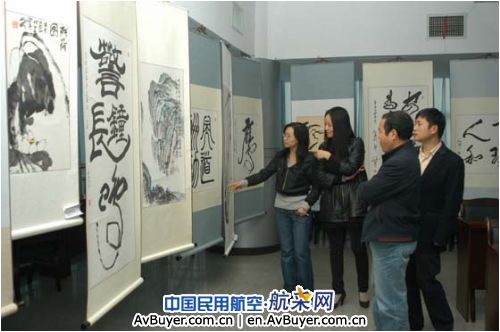 国航重庆分公司举办与祖国共腾飞摄影书画展